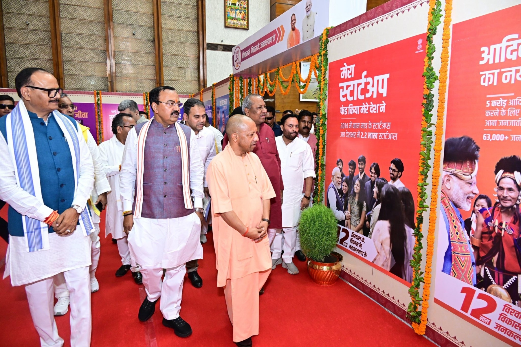 प्रदर्शनी का अवलोकन करते मुख्यमंत्री