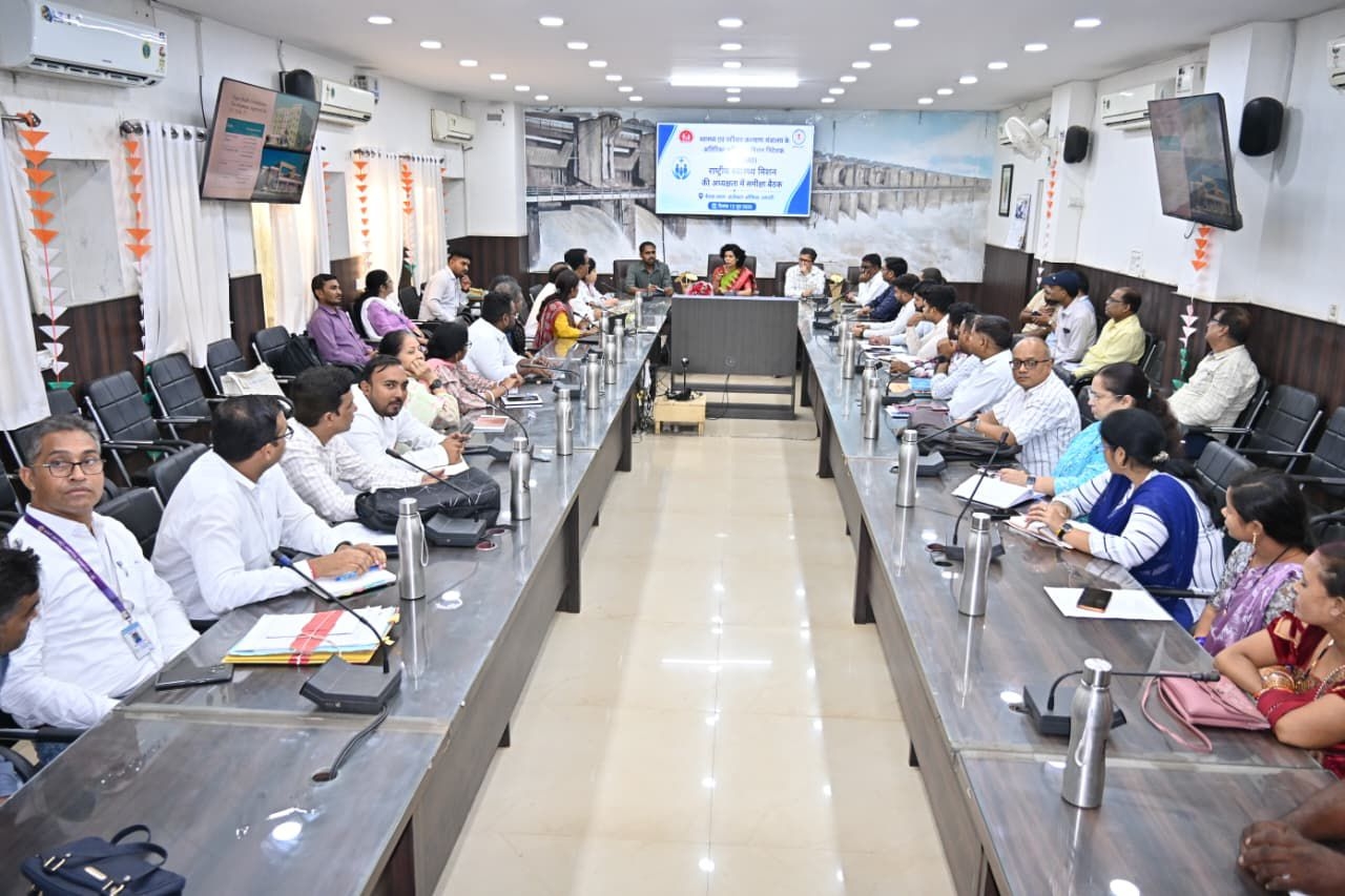 समीक्षा बैठक में उपस्थित जिले के अधिकारी-कर्मचारी। समीक्षा बैठक में उपस्थित जिले के अधिकारी-कर्मचारी।