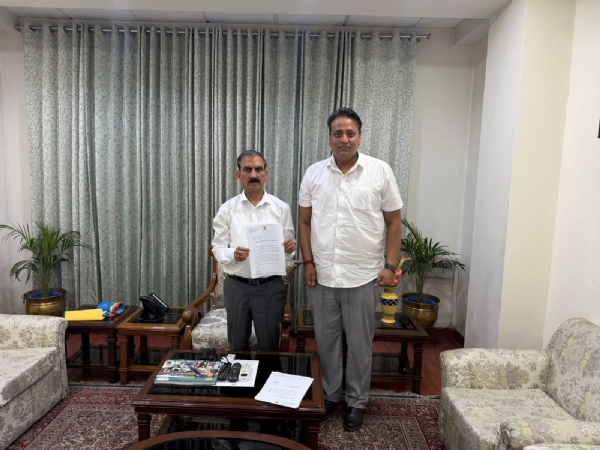 मुख्यमंत्री से मिलते हुए सांसद अनुराग शर्मा। मुख्यमंत्री से मिलते हुए सांसद अनुराग शर्मा।