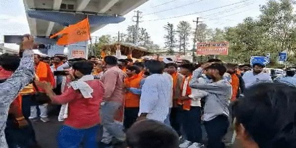 भाेपाल: वक्फ बोर्ड के विरोध में सड़क पर उतरी भगवा पार्टी, प्रतीकात्मक अर्थी निकालकर किया प्रदर्शन