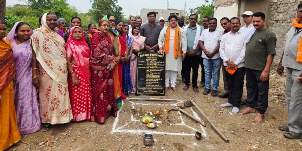 धमतरी के मकेश्वर वार्ड में 19 लाख से होंगे विकास कार्य, सामुदायिक भवन व शेड निर्माण का भूमिपूजन