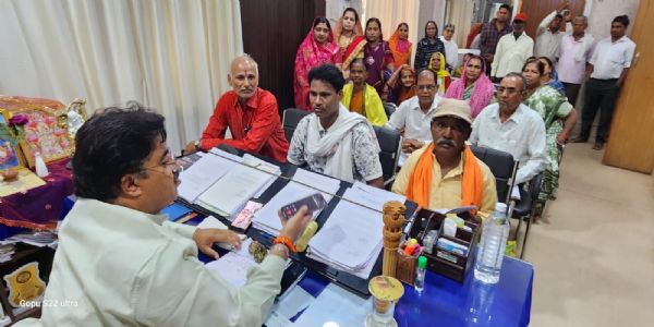 धमतरी : बठेना वार्ड की समस्याओं को लेकर पार्षद व वार्डवासियों ने महापौर रोहरा से की मुलाकात