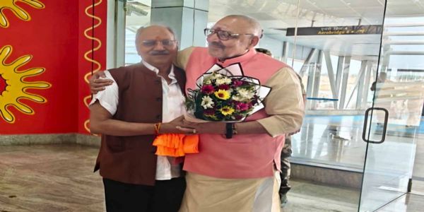 छत्तीसगढ़ पहुंचे केंद्रीय मंत्री गिरिराज सिंह, सांसद बृजमोहन अग्रवाल ने किया स्वागत