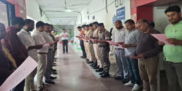 विश्व बाल श्रम निषेध दिवस पर समाहरणालय में दिलाई गई शपथ, बच्चों के अधिकारों की रक्षा का लिया संकल्प