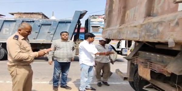 यूपी के हमीरपुर में बिना प्रपत्र के 11 ओवरलोड ट्रक सीज