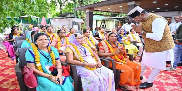भोपालः वैष्णो देवी जाएंगे बुजुर्ग श्रद्धालु, मंत्री सारंग ने लाभार्थियों को बांटे यात्रा टिकट
