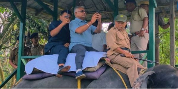 प्रशासनिक व्यस्तता के बीच डुआर्स के जंगल में दिलीप घोष ने की हाथी की सवारी