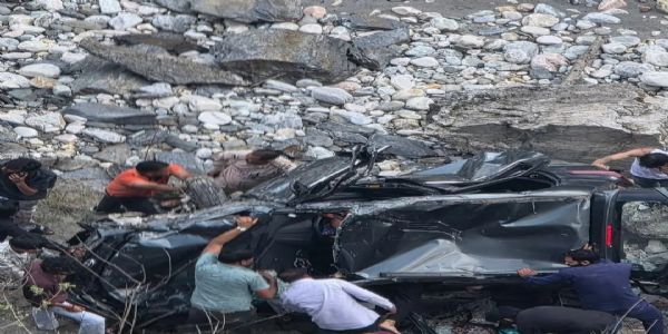 मणिकरण घाटी में खाई में गिरी पर्यटकों की कार, पिता-पुत्री की मौत, तीन घायल