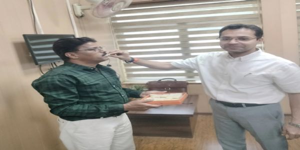 अशोकनगर को नहीं भूले पूर्व कलेक्टर आदित्य सिंह, सेवानिवृत्त कर्मचारी को सौंपे अपने सम्मान