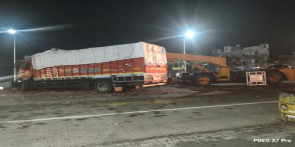 हाईवे पर दो आयशर ट्रकों की टक्कर में चालक की केबिन में फंसने से मौत