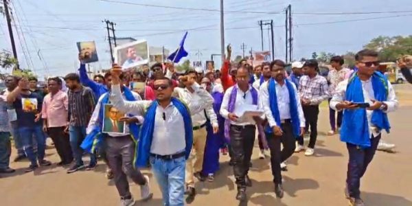 भीम आर्मी ने किया जिलाधिकारी कार्यालय का घेराव