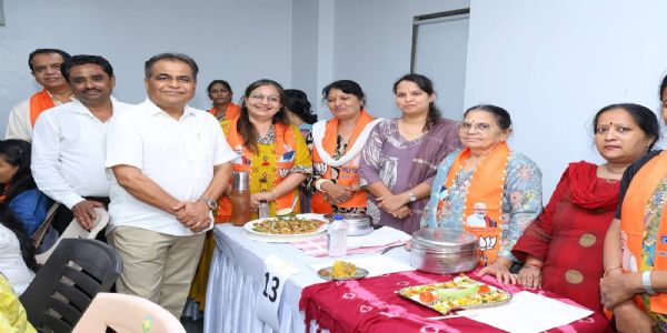 सूरत में महिला मोर्चा की अनोखी व्यंजन प्रतियोगिता, 100 महिलाओं ने दिखाया हुनर