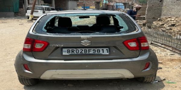 युवक ने लाठी से ताेड़े आधा दर्जन वाहनाें के शीशे, वृद्ध पर भी किया हमला