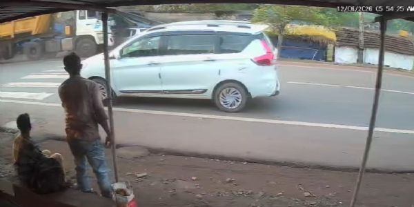 कार ने दो स्कूली छात्राओं को रौंदा, एक छात्रा गंभीर