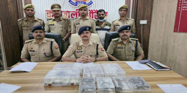 औरैया में पड़ोसी चोर गिरफ्तार, लाखाें की नकदी व चांदी के आभूषण भी बरामद