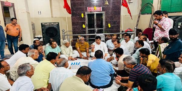 ग्वालियरः माता मंदिर में रात्रि विश्राम के दौरान ऊर्जा मंत्री तोमर ने लगाई जन चौपाल