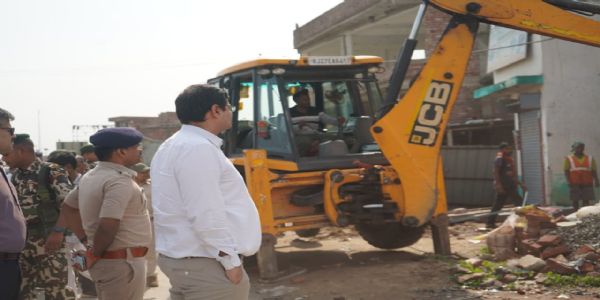 डीएम एसपी की निगरानी में एनएच से हटाया गया अतिक्रमण