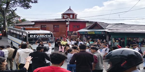 हिमाचल विश्वविद्यालय में फीस बढ़ोतरी के विरोध में एसएफआई का प्रदर्शन