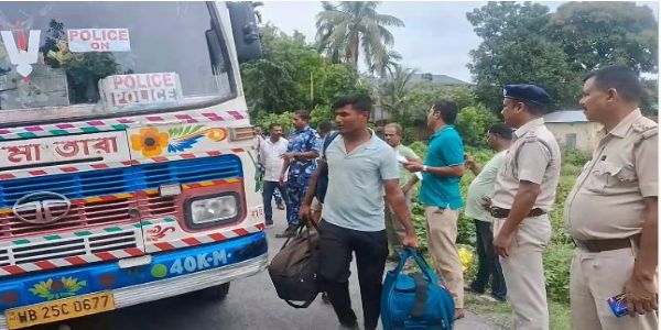 होल्डिंग सेंटर में लाए गए 26 संदिग्ध बांग्लादेशी नागरिक