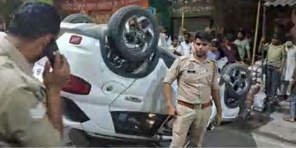 डिवाइडर से टकराकर सड़क पर पलटी कार , चार घायल