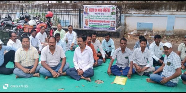 मनरेगाकर्मियों ने 90 दिनों से हड़ताल पर , लगाई मुख्यमंत्री से गुहार