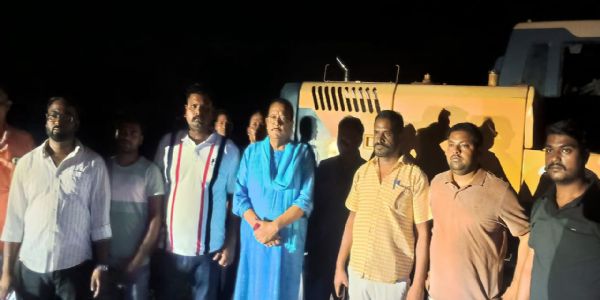 अवैध खनन करते मंत्री ने पकडा, तीन टेलर और एक पोकलेन जब्त