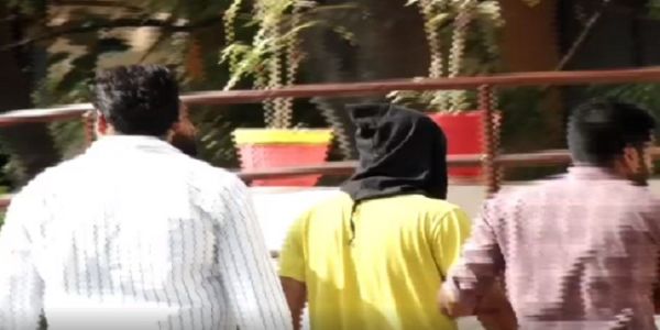 भोपाल में पकड़ा संदिग्ध युवक को कोर्ट ले जाते हुए एटीएस भोपाल में पकड़ा संदिग्ध युवक को कोर्ट ले जाते हुए एटीएस