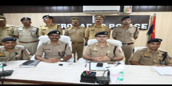 जानकारी देते एसएसपी