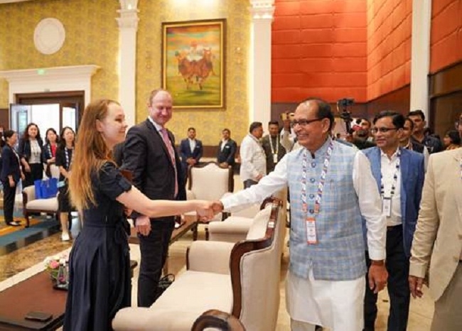 बिक्स सम्मेलन में विदेशी मेहमान का स्वागत करते हुए शिवराज सिंह बिक्स सम्मेलन में विदेशी मेहमान का स्वागत करते हुए शिवराज सिंह
