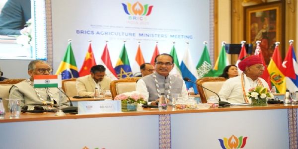 इंदौर में ब्रिक्स सम्मेलन को लेकर पत्रकारों से बात करते हुए शिवराज सिंह इंदौर में ब्रिक्स सम्मेलन को लेकर पत्रकारों से बात करते हुए शिवराज सिंह