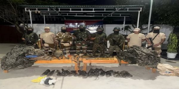 मणिपुर में बरामद भारी मात्रा में हथियार एवं गोला-बारूद का दृश्य मणिपुर में बरामद भारी मात्रा में हथियार एवं गोला-बारूद का दृश्य