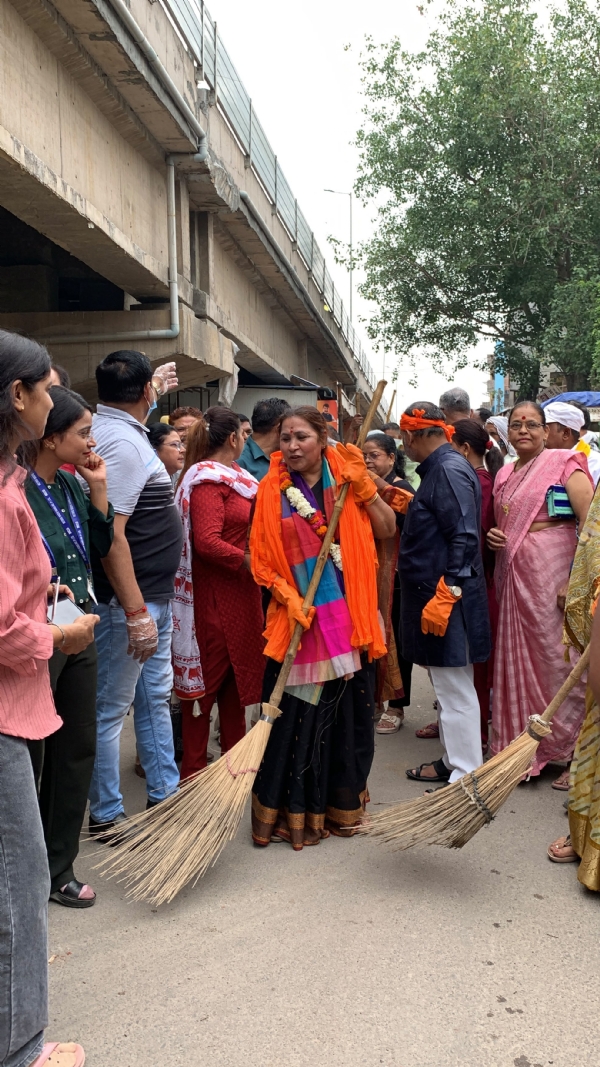 स्थायी समिति अध्यक्ष सत्या शर्मा स्वच्छता अभियान में भाग ली। स्थायी समिति अध्यक्ष सत्या शर्मा स्वच्छता अभियान में भाग ली।