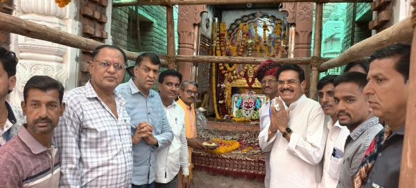 चित्तौड़गढ़ जिले के बाड़ी स्थित शनि मंदिर पहुंचे पूर्व सहकारिता मंत्री का स्वागत हुआ। चित्तौड़गढ़ जिले के बाड़ी स्थित शनि मंदिर पहुंचे पूर्व सहकारिता मंत्री का स्वागत हुआ।