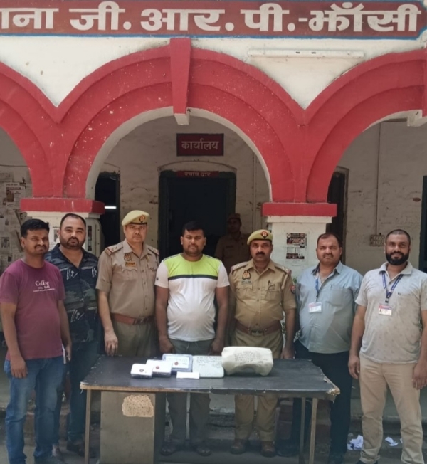 पुलिस गिरफ्त में इनामी मास्टर माइंड पुलिस गिरफ्त में इनामी मास्टर माइंड