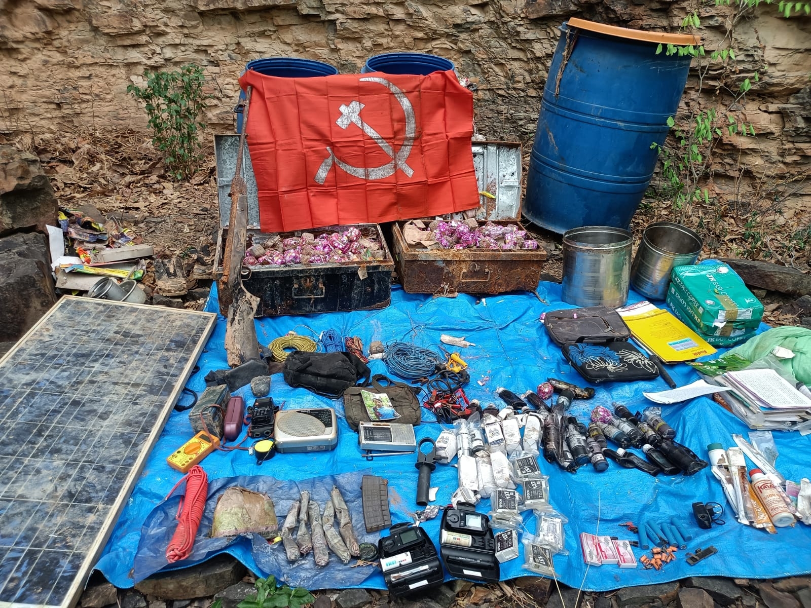 गरियाबंद में बरामद नक्सलियों के हथियार और सामग्री गरियाबंद में बरामद नक्सलियों के हथियार और सामग्री