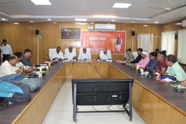 प्रतापगढ़ में प्रभारी मंत्री ने पत्रकार वार्ता कर गिनायी सरकार की उपलब्धि प्रतापगढ़ में प्रभारी मंत्री ने पत्रकार वार्ता कर गिनायी सरकार की उपलब्धि