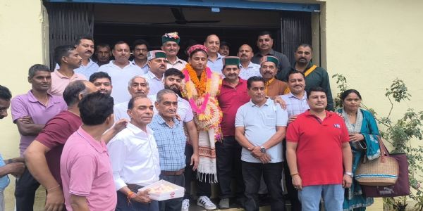 विधयक केवल पठानिया अँजेश जोशी का स्वागत करते हुए। विधयक केवल पठानिया अँजेश जोशी का स्वागत करते हुए।