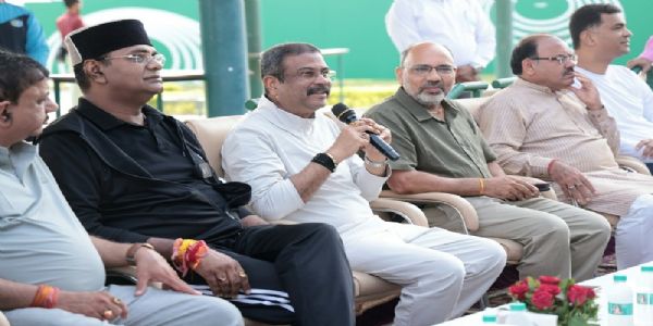 धर्मेन्द्र प्रधान मप्र खेल अकादमी में खिलाड़ियों से संवाद करते हुए धर्मेन्द्र प्रधान मप्र खेल अकादमी में खिलाड़ियों से संवाद करते हुए