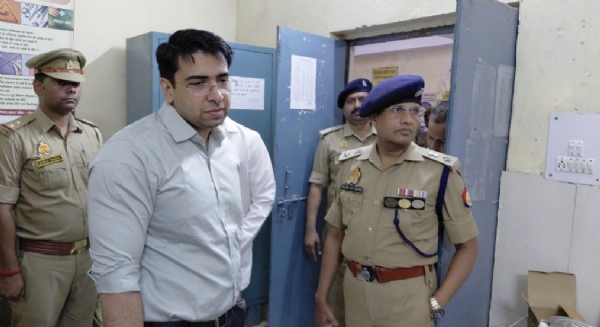 जिलाधिकारी अतुल वत्स ने पुलिस अधीक्षक चिरंजीव नाथ सिन्हा के साथ सामुदायिक स्वास्थ्य केंद्र मुरसान