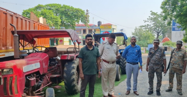 जब्त ट्रैक्टर के साथ खनन विभाग की टीम जब्त ट्रैक्टर के साथ खनन विभाग की टीम