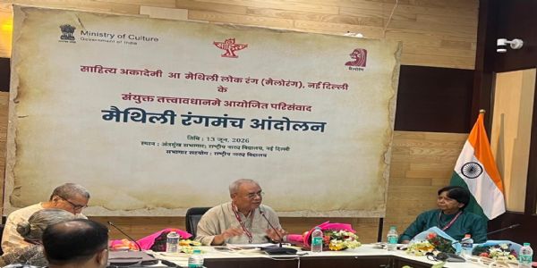 भाषाविद प्रो. उदय नारायण सिंह के साथ अन्य लोग मौजूद। भाषाविद प्रो. उदय नारायण सिंह के साथ अन्य लोग मौजूद।