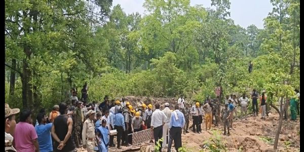 जंगल में रेस्क्यू अभियान चलाते पुलिस और सीसीएल के कर्मचारी जंगल में रेस्क्यू अभियान चलाते पुलिस और सीसीएल के कर्मचारी