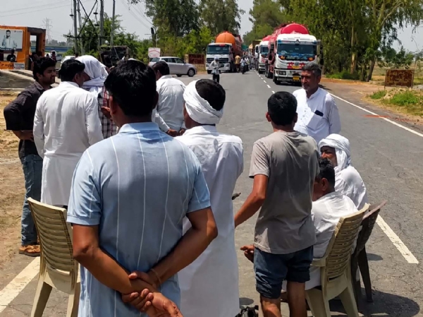 बरवाला रोड पर कुर्सी डालकर जाम लगाते किसान। बरवाला रोड पर कुर्सी डालकर जाम लगाते किसान।