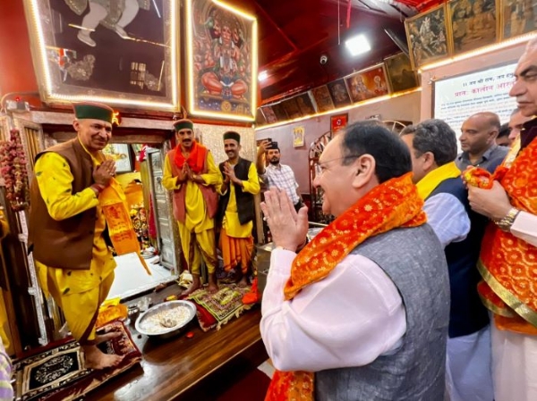 जाखू मंदिर में पूजा अर्चना करते केन्द्रीय मंत्री जेपी नडडा।