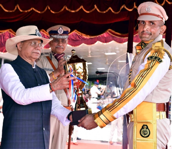 एसआई सुरेश जाखड़ ऑल राउंड बेस्ट अवार्ड प्रदान करते तेलंगाना के राज्यपाल शिव प्रताप शुक्ला। एसआई सुरेश जाखड़ ऑल राउंड बेस्ट अवार्ड प्रदान करते तेलंगाना के राज्यपाल शिव प्रताप शुक्ला।