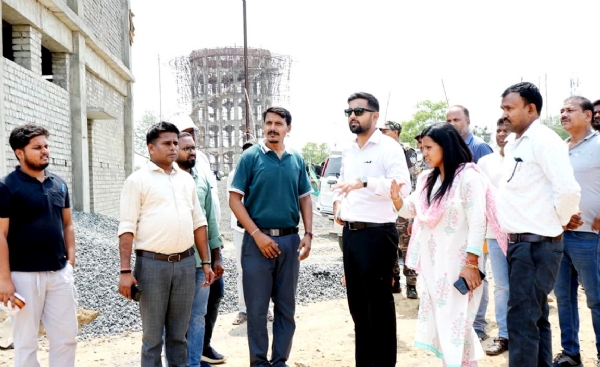 निरीक्षण के दौरान निर्माण कार्य में तेजी लाने का निर्देश देते उपायुक्त दिलीप प्रताप सिंह शेखावत निरीक्षण के दौरान निर्माण कार्य में तेजी लाने का निर्देश देते उपायुक्त दिलीप प्रताप सिंह शेखावत