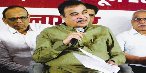 पत्रकार परिषदेला संबोधित करताना नितीन गडकरी पत्रकार परिषदेला संबोधित करताना नितीन गडकरी