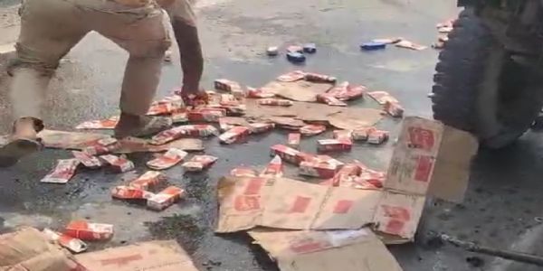 छपरा-हाजीपुर फोरलेन पर शराब लदी पिकअप दुर्घटनाग्रस्त ग्रामीणों में मची लूट