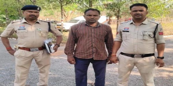 गौवंश का अवैध वध करने और गोमांस बेचने वाला पकड़ाया