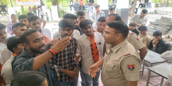 छात्र से मारपीट के बाद एबीवीपी का प्रदर्शन, कॉलेज गेट पर जड़ा ताला, एनएसयूआई जिलाध्यक्ष के खिलाफ शिकायत